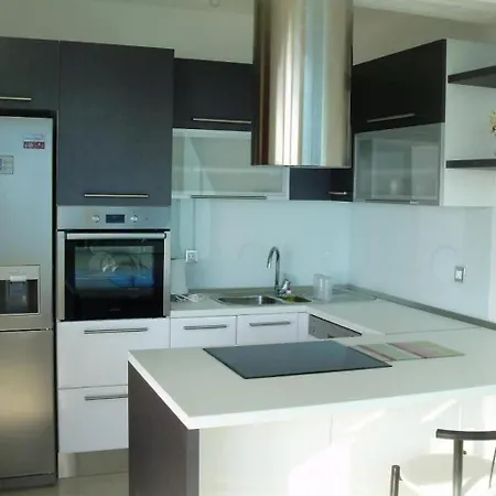 Bella Vista - Two Bedroom With Balcony And Sea View